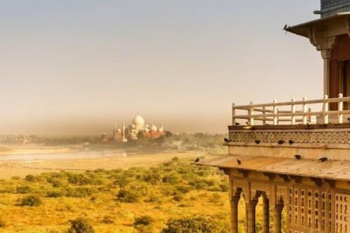 Beautiful Tour of Taj Mahal with India Tours Cabs