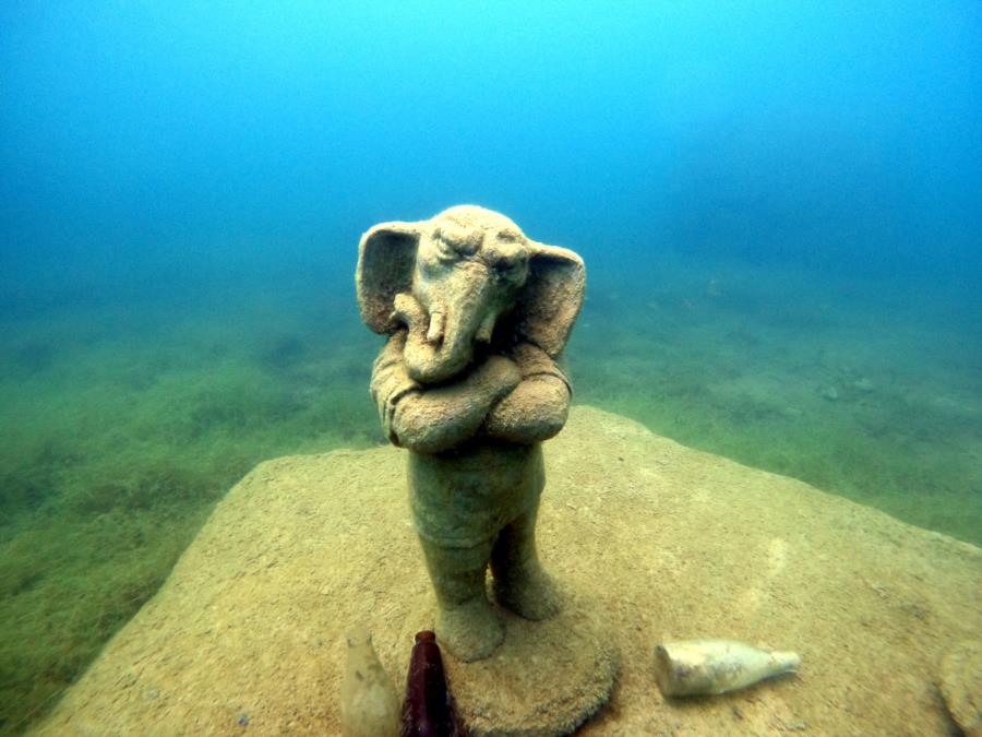 Dive Land Park, Diveland - Statue