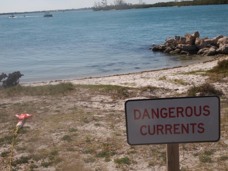 Sebastian Inlet State Park (FL) - Entry, fishing to left, fish cleaning table to right