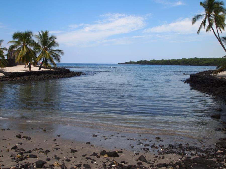 Place of Refuge, 2 Step - Dive site and entry would be on that spit in the background