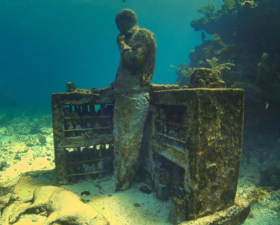 underwater statue Cancun