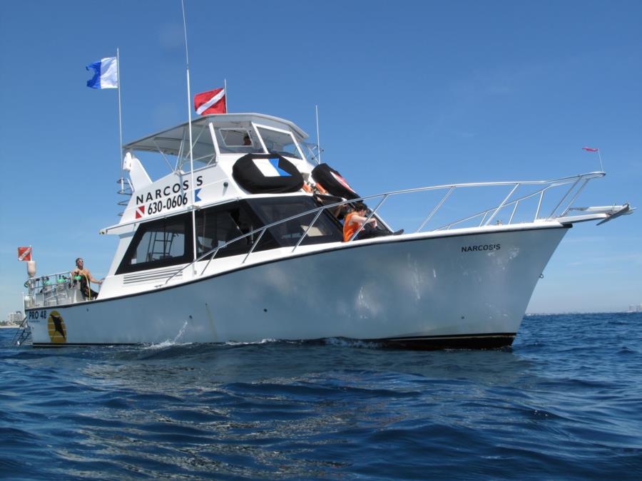 Narcosis Dive Company boat in West Palm Beach