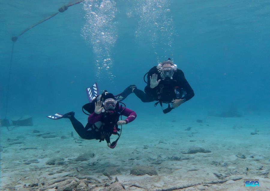 Mike & Jane doing their check out dive in Bonaire