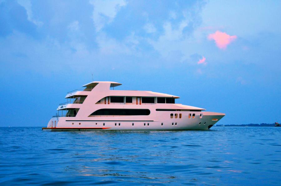 Liveaboard Adora