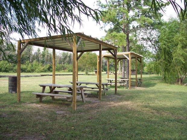 Twin Lakes Scuba Park - Picnic tables with covers