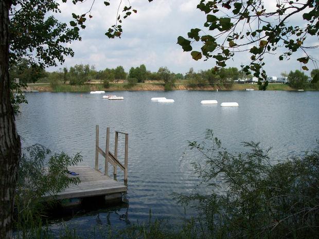 Twin Lakes Scuba Park - Dock and buoys supporting underwater platforms.
