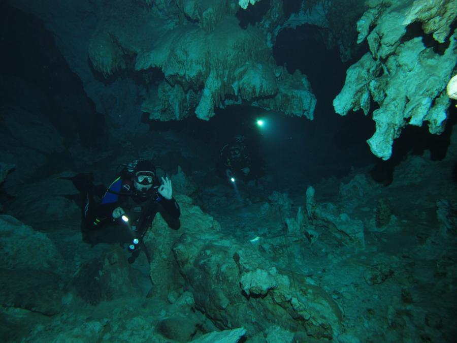 Cenote Dos Ojos - cool