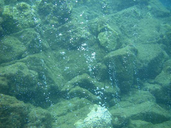 Champagne Reef - Bubbles and rocky bottom structure at Champagne Reef in Dominica