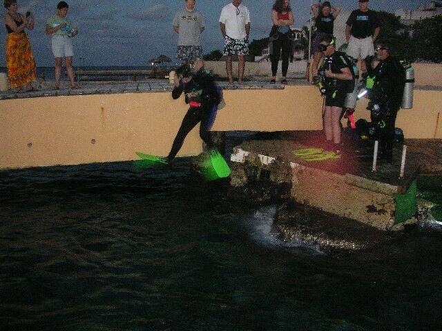 Hotel Cozumel & Resort - Singledivers going on a night dive 2006