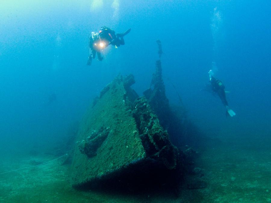 KT12 Wreck "The Bow" - Underwater with divers at "The Bow"