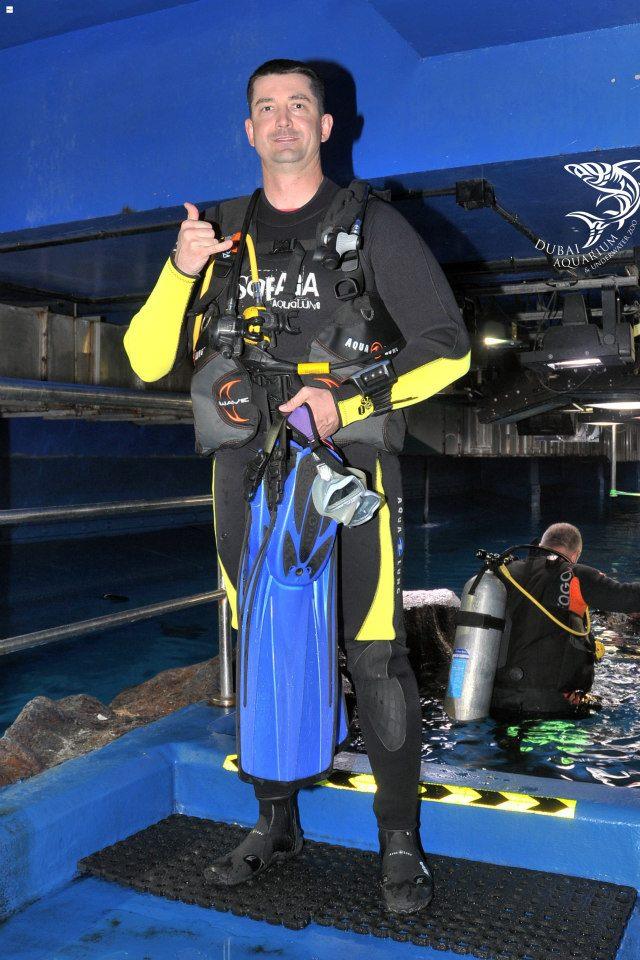 Dubai Aquarium - Me preparing to enter the water