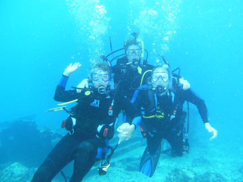 My sisters and me Aruba 4/10