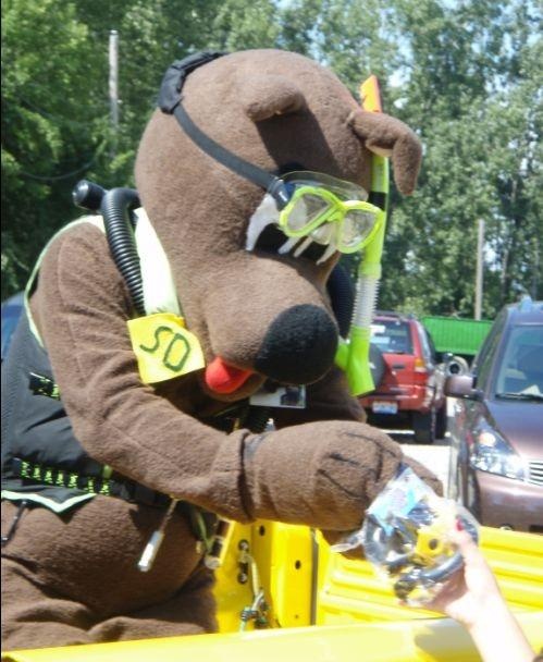 Portage Quarry 2007  Scooby giving the kids snorkels and masks