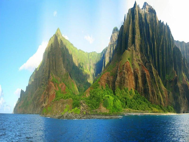 Jagged Cliffs at Nā Pali Coast State Park in Kauai Hawaii