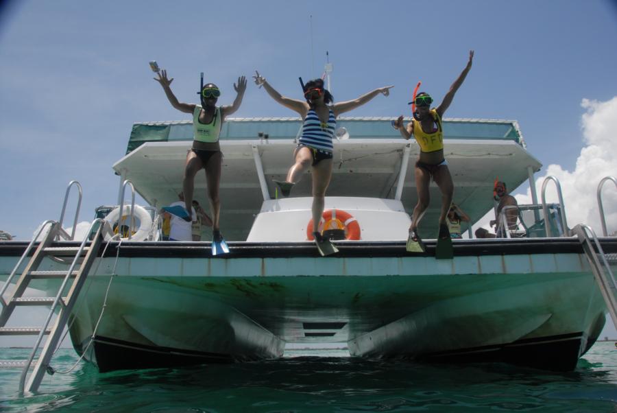 Fun at Stingray City - Photo credit: Mike Nelson of Bone-Dry Photo