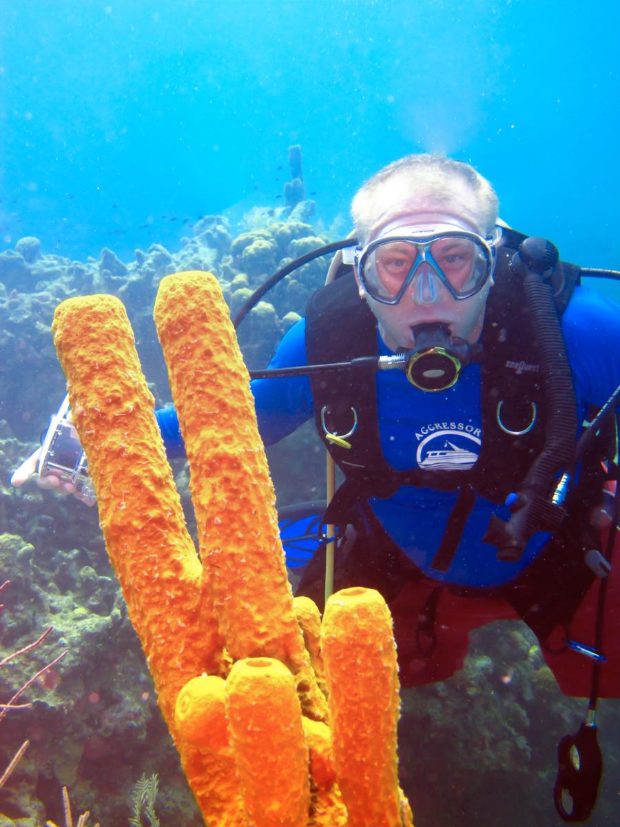 Diver Carlos with Peace sign sponge