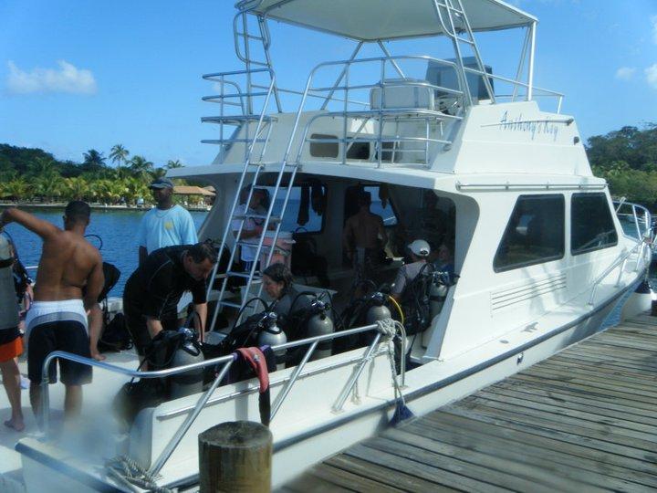 liza & i in roatan honduras 11-24-2010