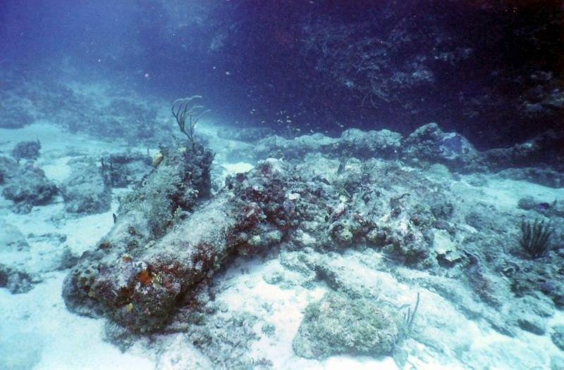2 cannons from the HMS Proselyte sunk in 1801. St Maarten 7-2008