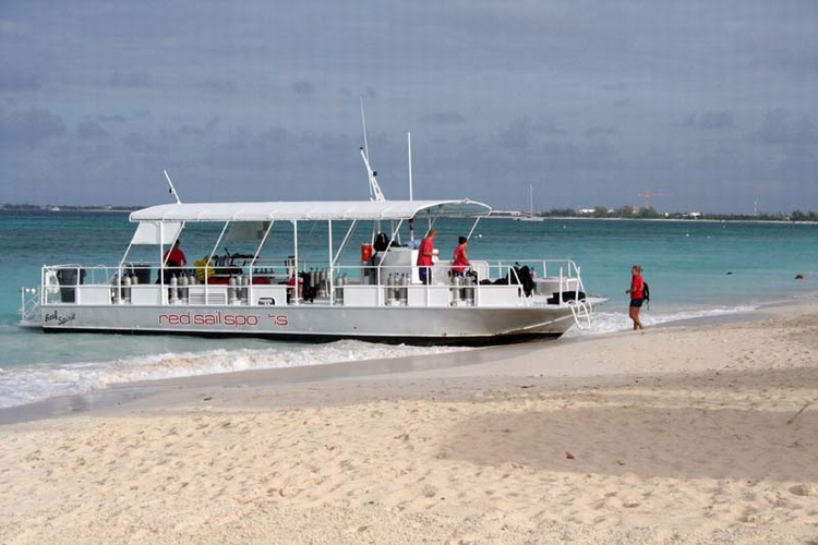 Dive boat