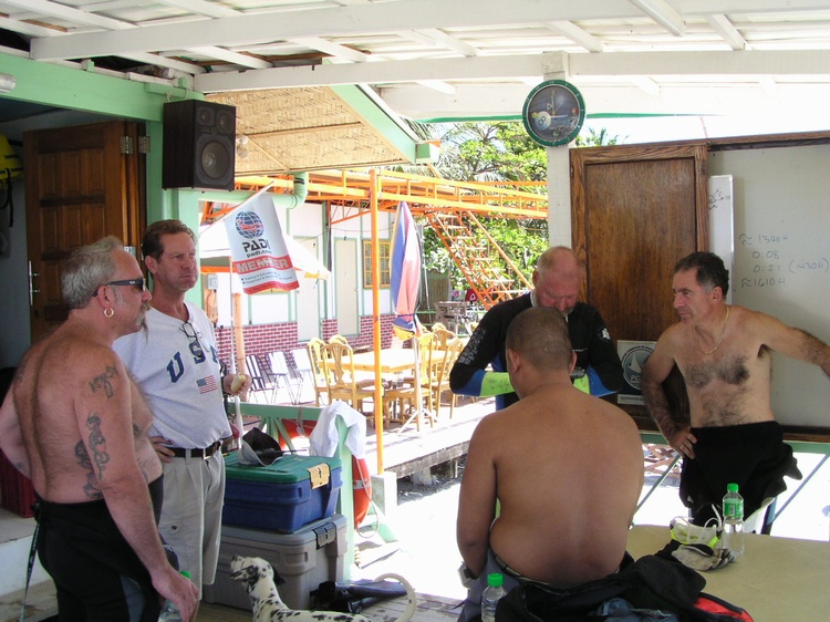 2/2004 - Johan`s - Wreck dive briefing - Subic Bay, PI