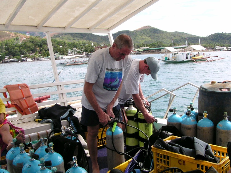 2/2004 - Seadive boat - kitting up - Coron, PI