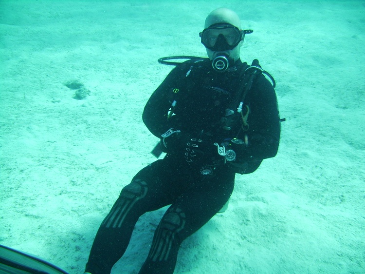 Kicking back on the Cozumel reef - Dec 2006