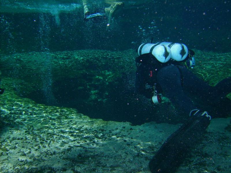 Cave diver on way in - Fld June 08