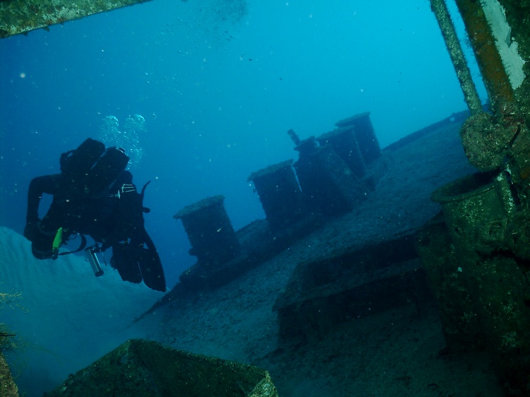 Roatan wreck diving
