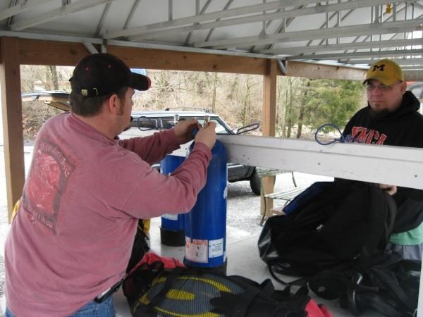 polarbear and diverdan getting ready ta dive mermet.