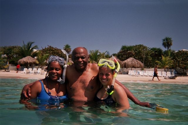 With AUE members Arlita & Kim in Roatan