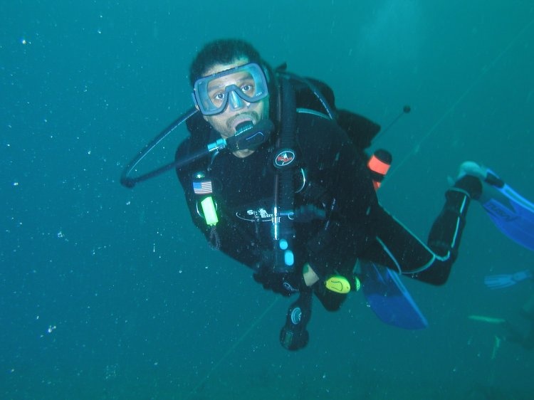 Streamlined Diver Position for Maximum Depth