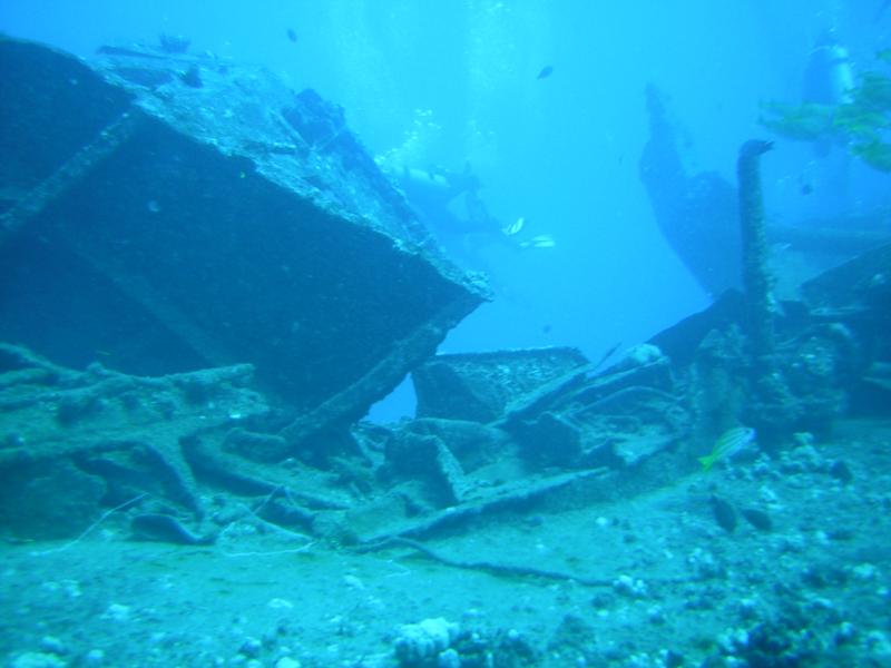 Some sunken boat in Hawaii, 80 foot dive