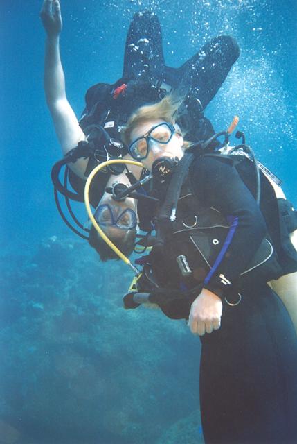 Dive buddies in Roatan